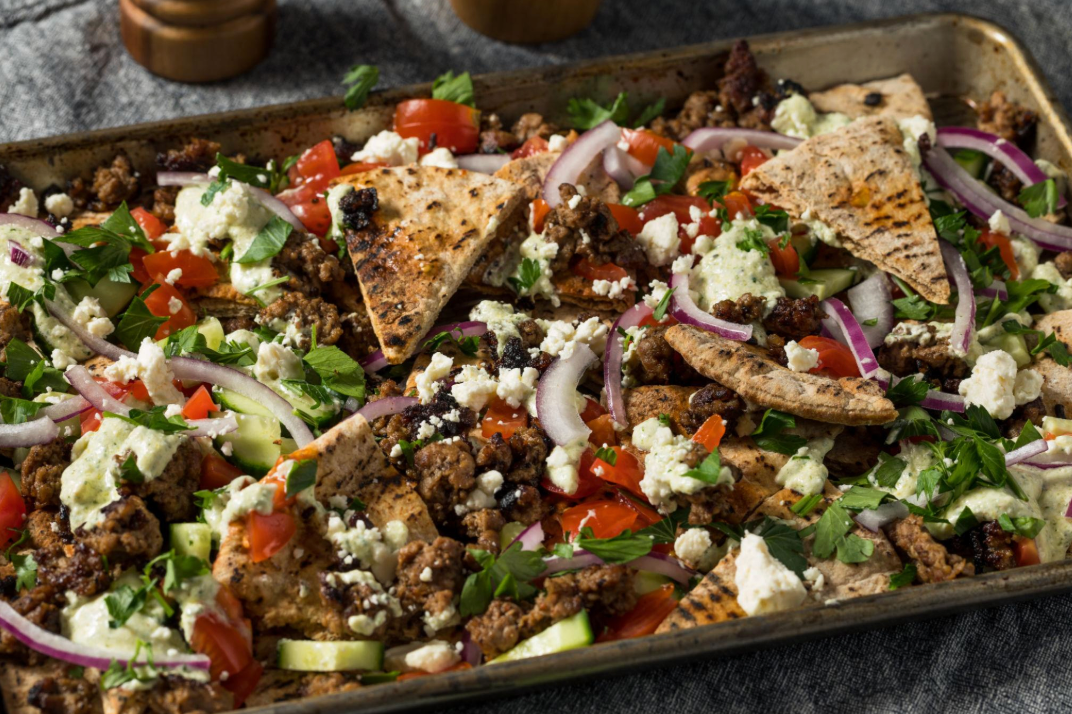 🫓 Olive Oil–Brushed Pita Chip Nachos (Mediterranean Game-Day Nachos)